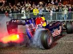 Дэвид Култхард за рулем Red Bull во время шоу в Белфасте