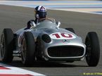 Дэвид Култхард за рулем Mercedes W196 во время Гран При Бахрейна