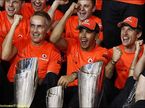 Команда McLaren празднует победу в Абу-Даби 