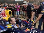 Принц Датский Иоахим в кокпите RB6, Дэвид Култхард проводит инструктаж