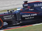 Логотип Hilton на боковом понтоне McLaren
