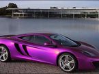 MP4-12C на фоне штаб-квартиры McLaren Group в Уокинге