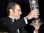 Стефано Доменикали с Кубком Конструкторов на церемонии FIA