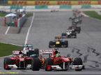 Пилоты Ferrari ведут борьбу с соперниками на трассе Гран При Малайзии 
