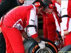 Механики Ferrari с шинами Pirelli