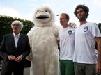 Берни Экклстоун вместе с талисманом и участниками команды Lost Yeti Hunters