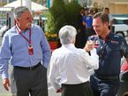 Чейз Кэри, новый глава Formula One Group, Берни Экклстоун и Кристиан Хорнер, руководитель Red Bull Racing