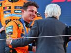 Ландо Норрис получает медаль президента FIA от Берни Экклстоуна, фото XPB