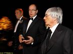 Берни Экклстоун (справа) и принц Альбер Ранье на церемонии FIA в Монако