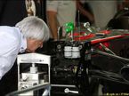 Берни Экклстоун изучает устройство McLaren MP4-25