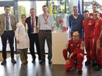 Сотрудники Ferrari рядом с кубком за победу в Гран При Малайзии