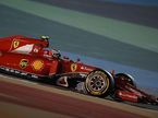 Кими Райкконен за рулём Ferrari SF15-T на трассе в Бахрейне