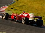 Себастьян Феттель за рулём Ferrari SF70H на тестах в Барселоне
