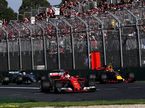 Себастьян Феттель лидирует за рулём Ferrari SF70H на трассе Гран При Австралии