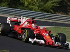 Шарль Леклер за рулём Ferrari SF70H на тестах в Венгрии