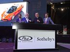 Президент Ferrari Серджио Маркионне (второй справа) остался доволен итогами юбилейного аукциона