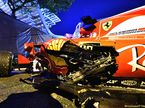Разбитая машина Себастьяна Феттеля на обочине сингапурской трассы