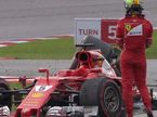 Себастьян Феттель у своей разбитой Ferrari