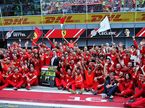 Команда Ferrari празднует победу в Гран При Италии