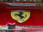 Флаг Ferrari на трибунах в Монце