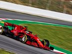 Себастьян Феттель за рулём Ferrari SF1000 на тестах в Барселоне