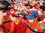 Команда Ferrari поздравляет Карлоса Сайнса с первым подиумом сезона