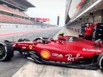 Артур Леклер за рулём Ferrari F1-75 на тестах в Барселоне