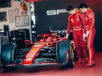Шарль Леклер и Карлос Сайнс у новой машины SF-24, фото пресс-службы Ferrari