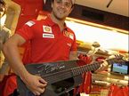 Фелипе Масса демонстрирует гитару Blackbird Ferrari