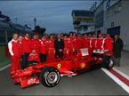 Участники молодёжных тестов Ferrari в компании персонала команды