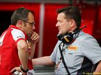 Пол Хембри, Pirelli Motorsport (справа) и Стефано Доменикали, руководитель команды Ferrari