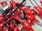Механики Ferrari обслуживают машину Фелипе Массы