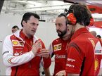 Инженеры-телеметристы Ferrari обсуждают сложный рабочий момент