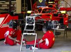 Механики Ferrari работают с машиной Кими Райкконена