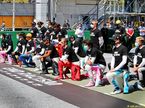 Гонщики на акции против расовой дискриминации перед стартом Гран При Австрии