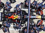 Механики Red Bull Racing проводят пит-стоп, обслуживая машину Серхио Переса