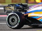 Колёсный колпак со светодиодами на машине McLaren на тестах в Абу-Даби, 2021 год