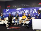 Гонщики на пресс-конференции