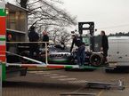 Команда Force India ведёт погрузку VJM07 в трейлер перед отправкой в Барселону