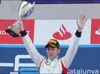 Робин Фряйнс после победы в гонке GP2 в Испании