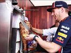 Макс Ферстаппен готовит такос Фото: Getty Images / Red Bull Content Pool