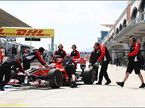 Тимо Глок и механики Marussia Virgin Racing
