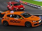 Тимо Глок опережает Брайена Дигана в гонке на 225-сильных переднеприводных VW Scirocco