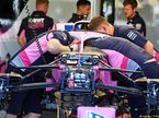 Механики Racing Point работают с машиной