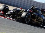 Роман Грожан за рулём Lotus E23 на тестах в Барселоне