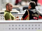 Сирил Абитебул общается с представителем Lotus F1