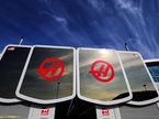 Логотип Haas F1 на моторхоуме команды