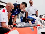 Айзек Хаджар склонился над чемпионской машиной McLaren Алена Проста, фото из социальных сетей