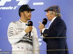 Джеки Стюарт берёт интервью у Льюиса Хэмилтона на подиуме в Бахрейне