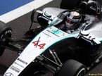 Льюис Хэмилтон за рулём Mercedes W06 в Сильверстоуне